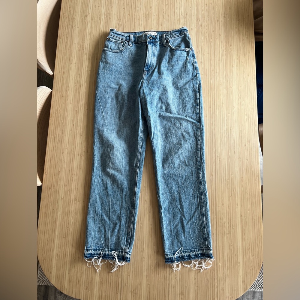 NWOT Abercrombie Curve Love Ultra High Rise 90s Straight Jeans Size 29 short